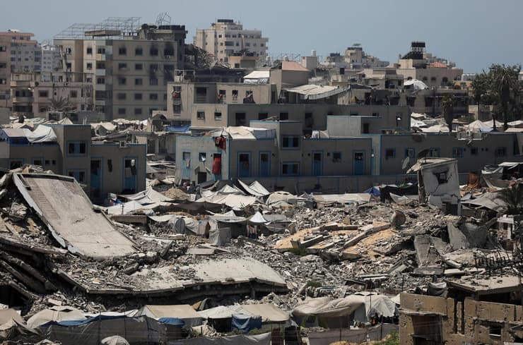 צילום: רויטרס/REUTERS/Dawoud Abu Alkas עזתים במחנה אוהלים בעיר עזה