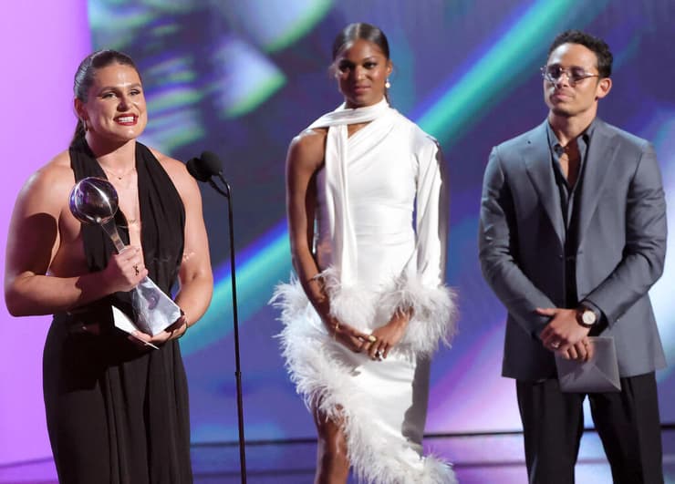 עם פרס הספורטאית פורצת הדרך (צילום: NORTH AMERICA / AFP) אילונה מאהר עם פרס הספורטאית פורצת הדרך