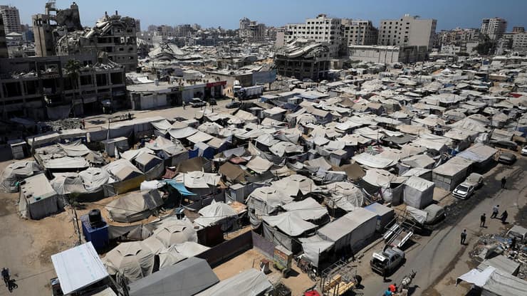 מחנות אוהלים ומבנים הרוסים (צילום: רויטרס/REUTERS/Dawoud Abu Alkas) עזתים במחנה אוהלים בעיר עזה