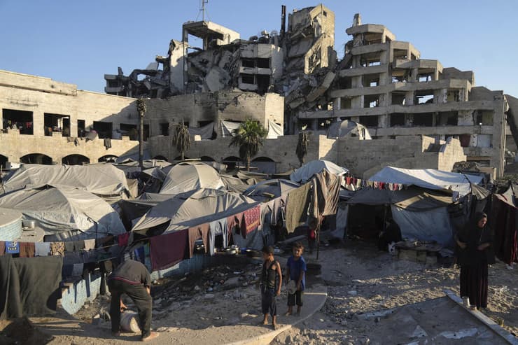 צילום: AP/Jehad Alshrafi עזתים במחנה אוהלים בעיר עזה