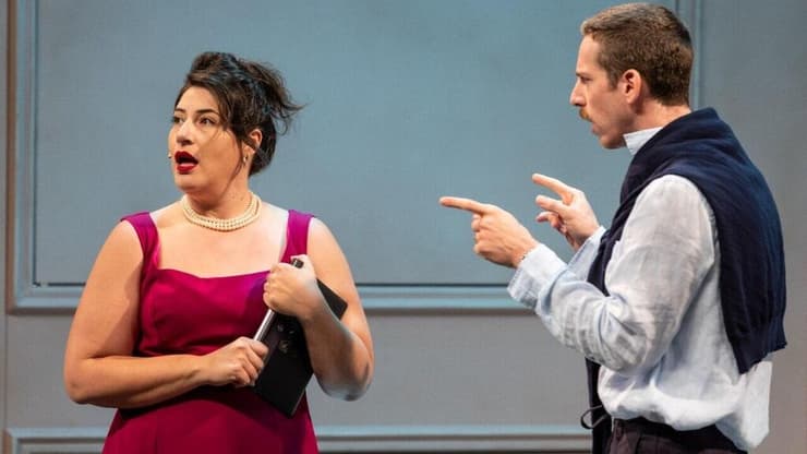 מתוך ההצגה "האמת"