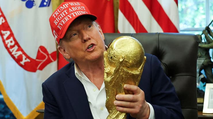 נשיא ארה"ב טראמפ מחזיק ב גביע המודניאל מונדיאל כדורגל 22 באוגוסט