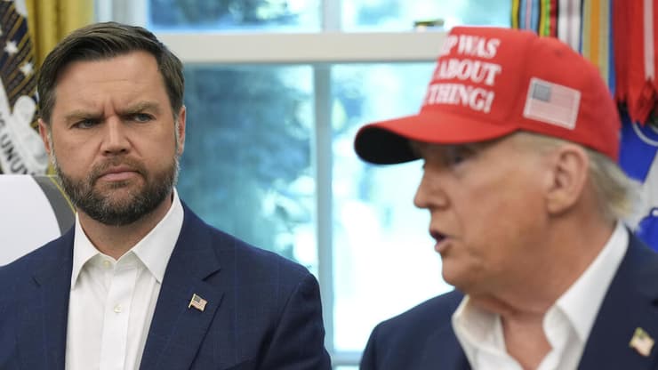 בבית הלבן נותנים בו אמון להוביל את המו"מ: "יד ימינו של הנשיא". טראמפ עם ואנס (צילום: AP Photo/Jacquelyn Martin) נשיא ארה"ב טראמפ עם סגן הנשיא ג'יי די ואנס 22 באוגוסט