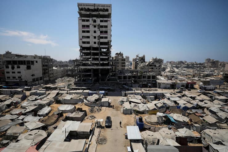 צילום: רויטרס/REUTERS/Dawoud Abu Alkas עזתים במחנה אוהלים בעיר עזה