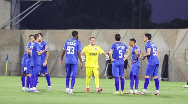 שחקני הפועל עכו מתאספים לפני שריקת הפתיחה