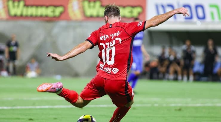 אדר רטנר בועט לרשת