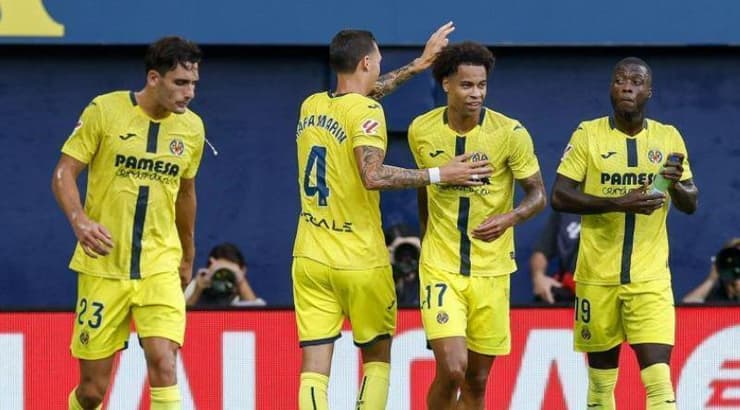 שחקני ויאריאל חוגגים (La Liga) שחקני ויאריאל חוגגים