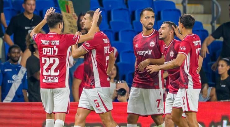 שחקני הפועל באר שבע חוגגים עם זאהי אחמד