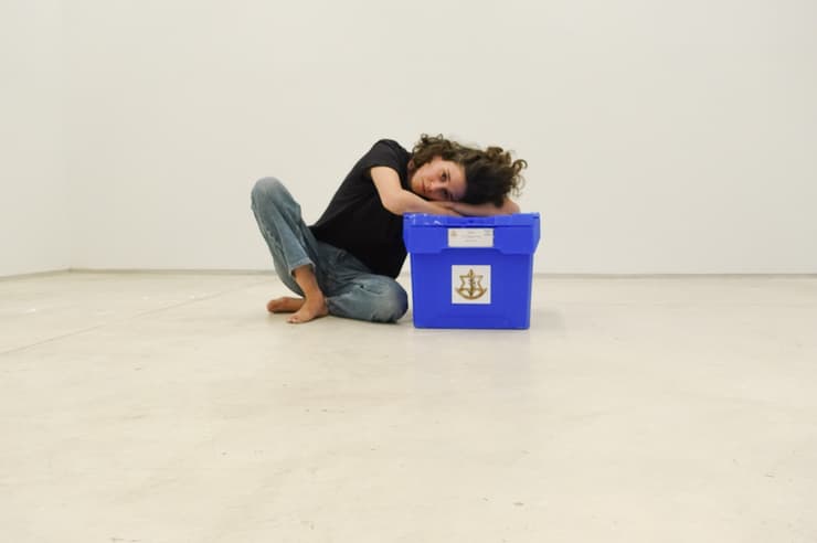 נוגה עם ארגז כחול