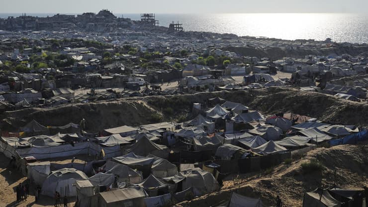 מחנה אוהלים בעיר עזה (צילום: AP/Jehad Alshrafi) עזתים במחנה אוהלים בעיר עזה