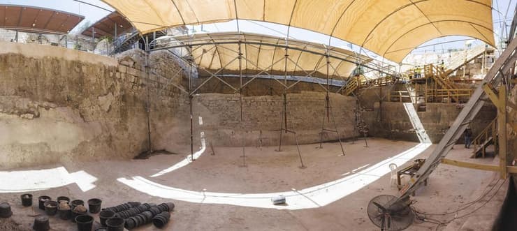 קיר הסכר העצום שנחשף בחפירות רשות העתיקות בבריכת השילוח (צילום: אליהו ינאי, עיר דוד) קיר הסכר העצום שנחשף בחפירות רשות העתיקות בבריכת השילוח