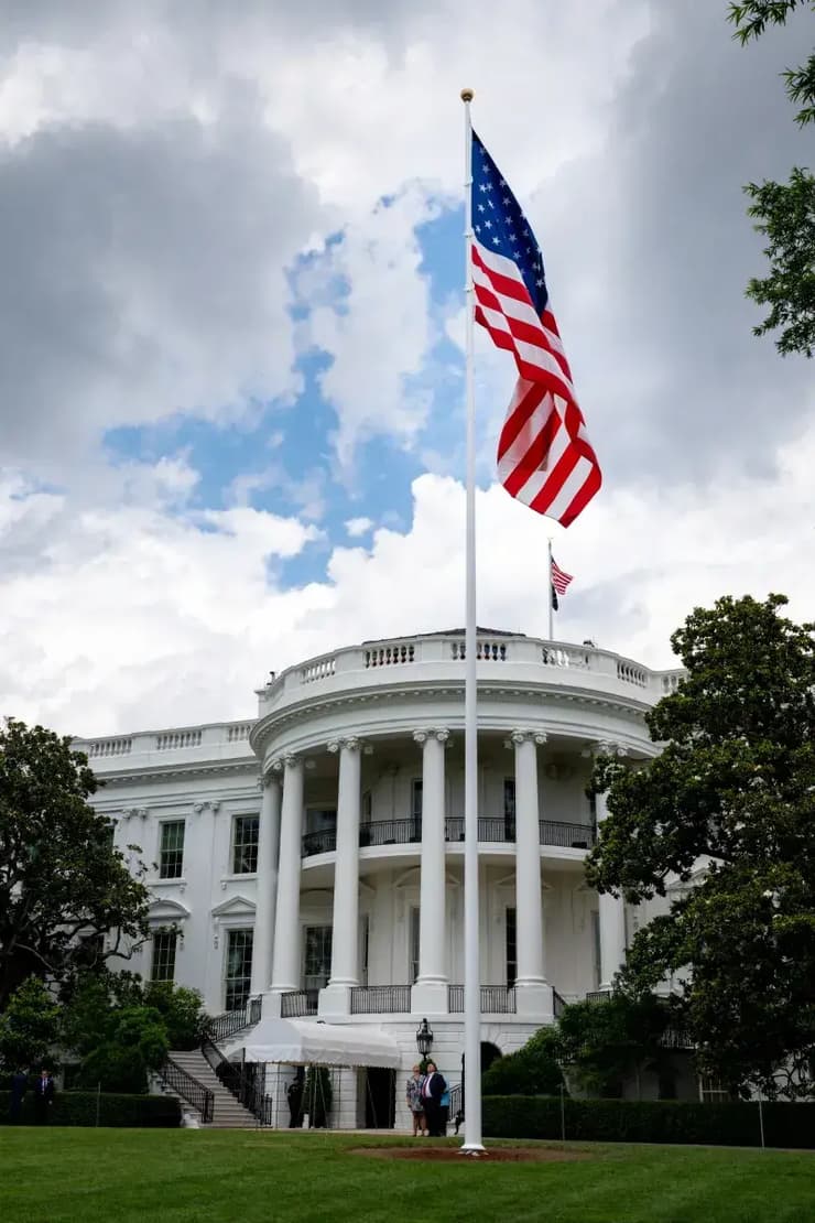 הנפלת דגל על תורן ענק שהתקין נשיא ארה"ב טראמפ ב הבית הלבן בחודש יוני