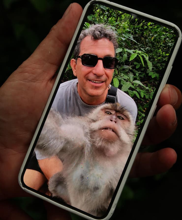 אבא של דני בסלפי עם קוף (צילום: דני סיני) אבא של סידי בסלפי עם קוף