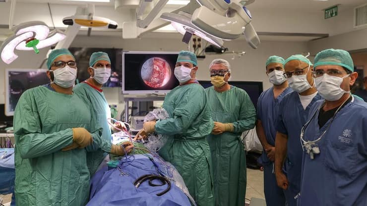 מימין לשמאל: ד"ר רן בן כנען, ד"ר אברהם אברג׳ל, ד"ר פורסאן ג׳השאן, פרופ' יגאל ליבוביץ', ד"ר אריאל עגור, ד"ר ליאור גונן, ד"ר מוחמד אסאדי