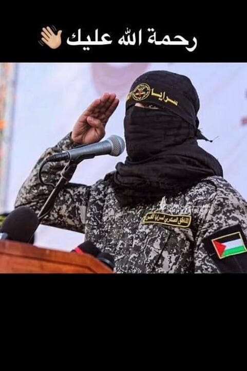 הסטורי שהעלה הנאשם: הדובר אבו חמזה לצד הכיתוב "זיכרונך לברכה" סטורי של החשוד בתמיכה בארגוני טרור מהנגב - זאבו חמזה בתמונה עם הכיתוב "זכרונו לזכרה" בערבית