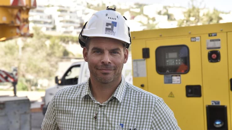 יובל פלג, בעלים של חברת י. פלג שמטפל בבניין בחיפה שקומת ממ"דים החלה לשקוע