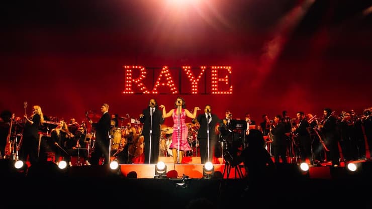 "אני יכולה להגיד שהלילה זאת לא הייתה הופעה מחורבנת". ריי בהופעה בפסטיבל All Pints East (צילום: @BETHANMILLERCO) ריי בהופעה בפסטיבל All Pints East