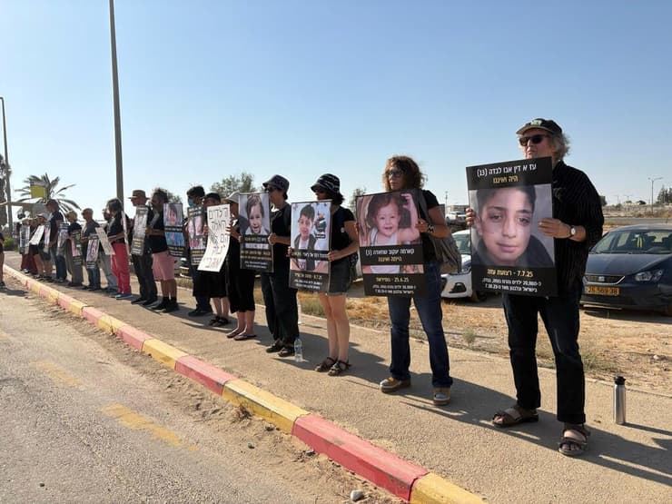 ההפגנה מחוץ לבסיס חיל האוויר בחצרים, היום