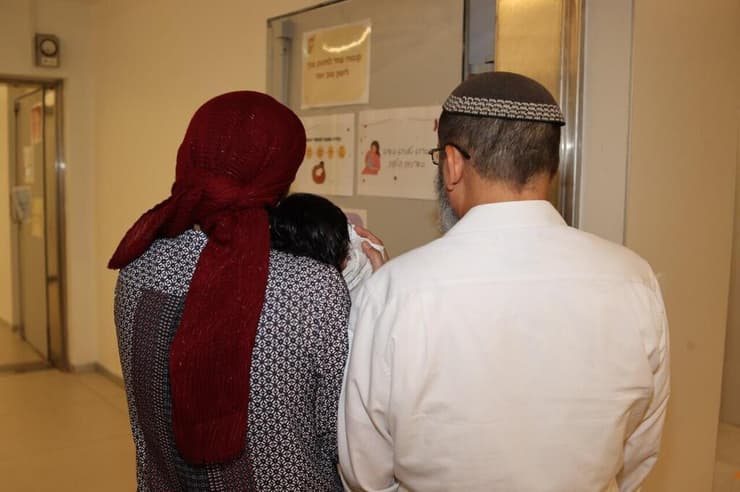 "זאת נשמה שצריכה עזרה". הורי האומנה, דניאלה ומירון (שמות בדויים)     