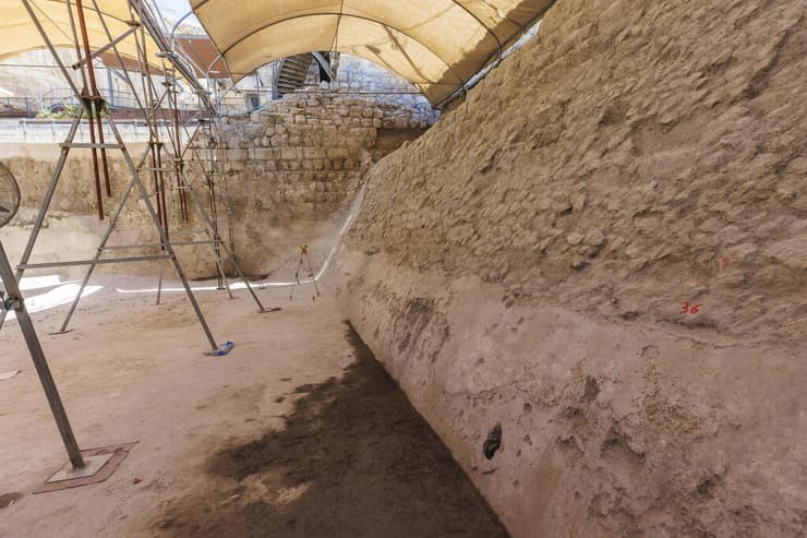 קיר הסכר מתקופת הבית הראשון. מבט מדרום (צילום: אליהו ינאי, עיר דוד) קיר הסכר מתקופת הבית הראשון. מבט מדרום