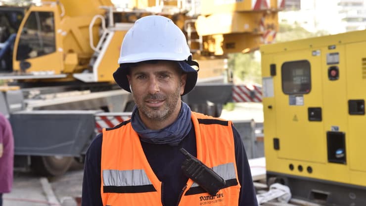 ציון כהן, הבעלים של חברת "ציוני המתכת בע"מ" שמטפל בבניין בחיפה שקומת ממ"דים החלה לשקוע