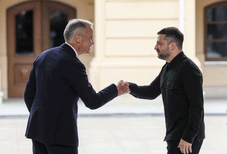 נשיא אוקראינה זלנסקי עם ראש ממשלת קנדה קרני ב קייב