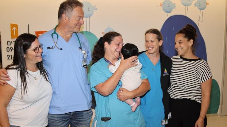 מימין לשמאל: עדי ברמן אביטל, עו"סית הפגייה, עדי שיפלדרים, מנהלת האחיות בפגייה, האחות אסתי גולדפלם, פרופ' ראובן ברומיקר, מנהל יחידת טיפול נמרץ יילודים ואורלי פוגל, מרפאה בעיסוק בפגייה