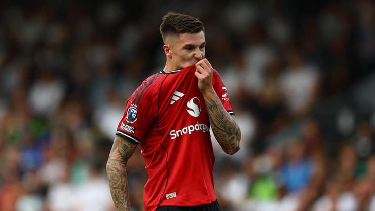 רחוק מהרמה הנדרשת. בנימין ששקו (Matthew Childs/Reuters) שחקן מנצ'סטר יונייטד בנימין ששקו