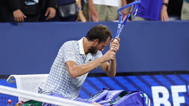 הטניסאי הרוסי דניל מדבדב עם מחבט מנופץ