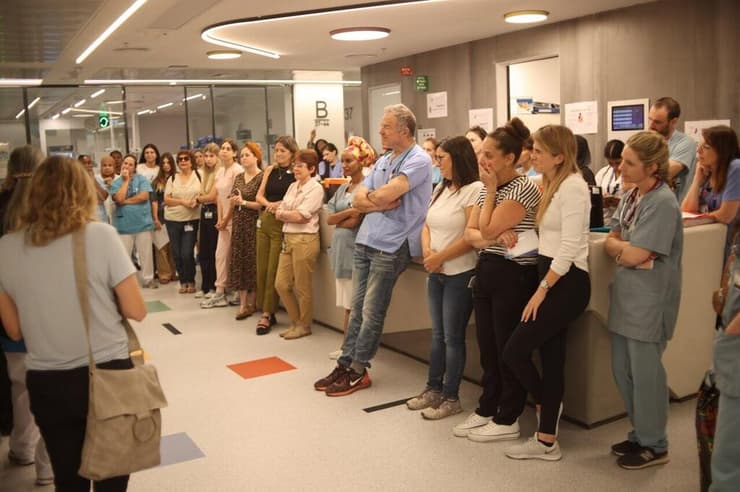 הצוות הרפואי והמתנדבות נפרדים מדן. "שאלנו את עצמנו, 'למה תינוק צריך להיות בטיפול נמרץ?'"     