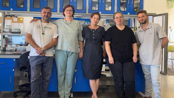 אמה קביטניצקי (שנייה משמאל) והנהלת הסטארטאפ נוברסיס