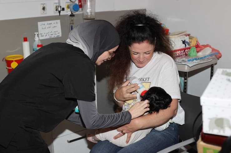 המתנדבת יפעת יצחקי עם האחות זהרה עיסא ודן. "הפכו עולמות כדי להפוך את המקום הזה לבית עבורו"     