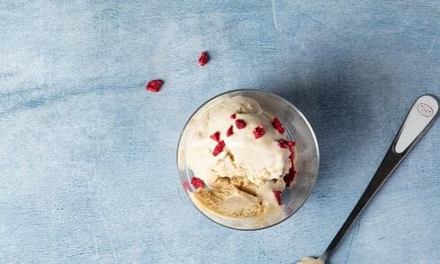 גלידת טחינה, תפוחים ותמרים