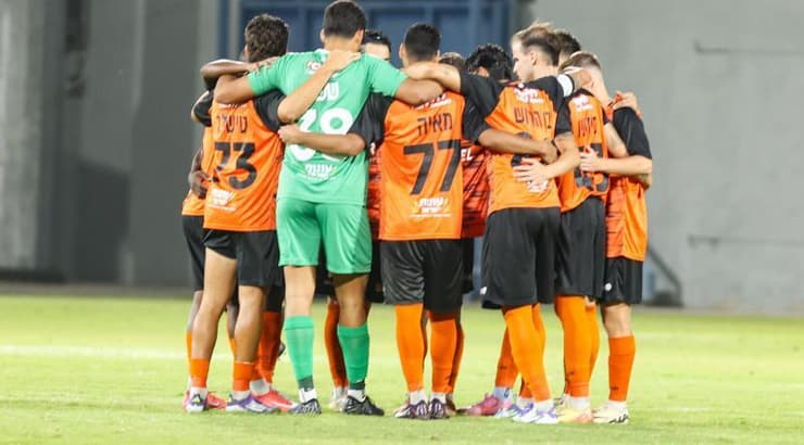 שחקני כפר שלם בשיחה קבוצתית אחרונה (שחר גרוס) שחקני כפר שלם בשיחה קבוצתית אחרונה