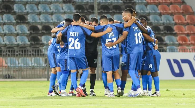 שחקני מכבי פתח תקווה מוכוונים לקראת המשחק (שחר גרוס) שחקני מכבי פתח תקווה מוכוונים לקראת המשחק