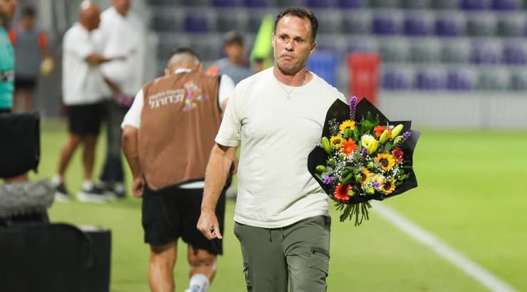 נועם שוהם. קיבל פרחים מהאקסית מכפר שלם (שחר גרוס) נועם שוהם. קיבל פרחים מהאקסית מכפר שלם