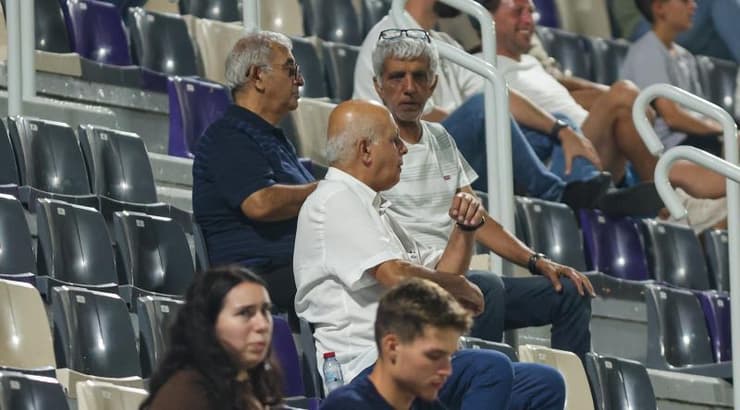 אבי לוזון ביציע (שחר גרוס) אבי לוזון ביציע