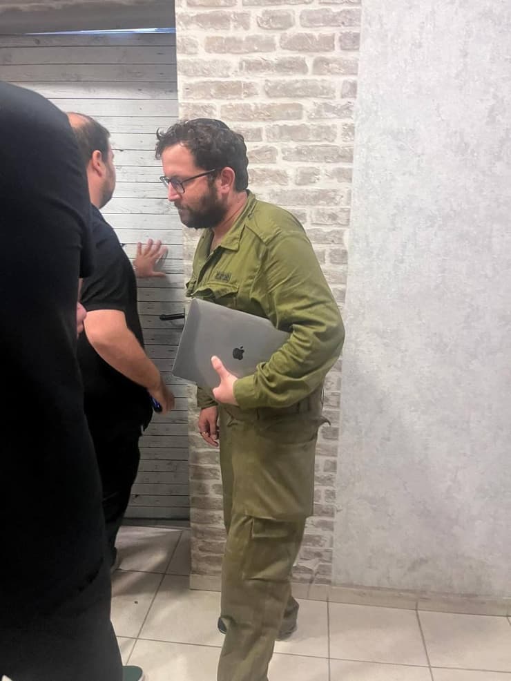 יונתן אוריך במדי צה"ל בקריה בתל אביב, ימים ספורים לאחר ה7/10