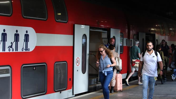 תחנת רכבת השלום (צילום: ריאן פרויס ) תחנת רכבת השלום בת"א חוזרת לפעילות לאחר ימים ארוכים בהם הייתה סגורה