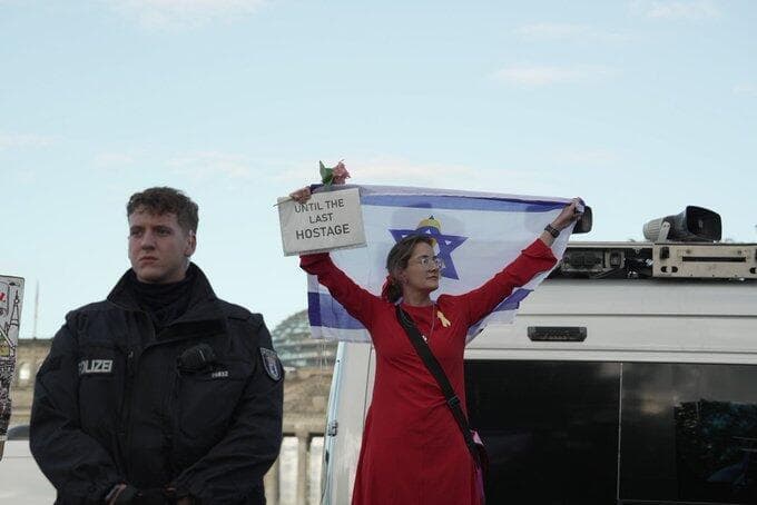 פוליטיקאית פרו-ישראלית מגרמניה, קרולינה פרייסלר, בהפגנה אנטי-ישראלית/פרו-פלסטינית בברלין
