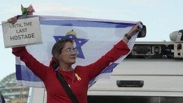 הגיעה עם דגלי ישראל ותמונות חטופים להפגנות. תומכת ישראל קרולינה פרייסלר (צילום: מתוך X, לפי סעיף 27 א' ) פוליטיקאית פרו-ישראלית מגרמניה, קרולינה פרייסלר, בהפגנה אנטי-ישראלית/פרו-פלסטינית בברלין