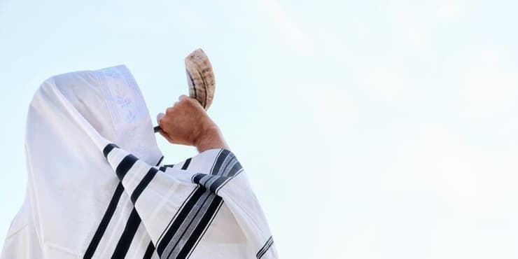 תקיעה בשופר (צילום: Tomertu / Shutterstock) תקיעה בשופר