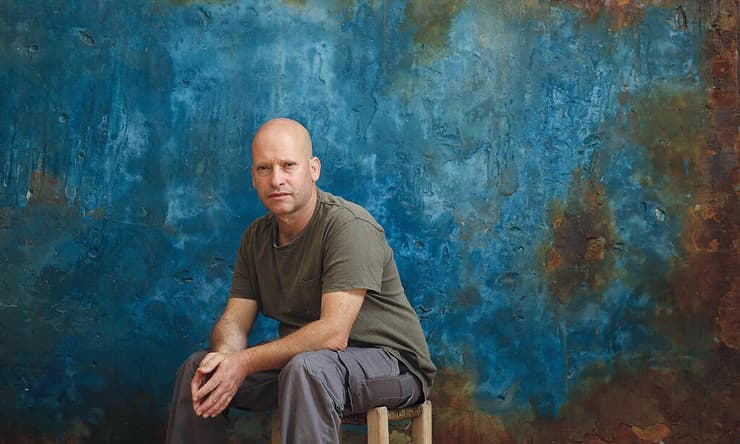 "מה שאנחנו מגדירים היום יפה, לפני 100 שנה פסלו כפסולת". אבינדב בגין בתערוכה | צילום: ריאן פרויס yk14486362