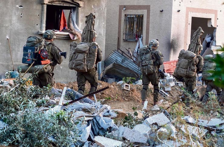 "לא נכנסנו הפעם למצוא כל מחבל או קלצ'ניקוב". לוחמים בחאן יונס (צילום: דובר צה"ל) yk14489412