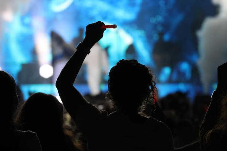 הקהל הניף סטיקלייטים באוויר