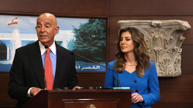 תום בראק לצד מורגן אורטגוס, גם היא השליחה ללבנון. "ישראל עשויה להגיב" (צילום: ANWAR AMRO / AFP) שליחי ארה"ב תומאס ברק ו מורגן אורטגוס ביירות לבנון