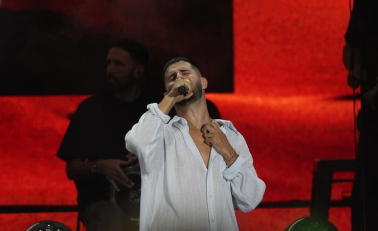 עדן חסון בהופעה