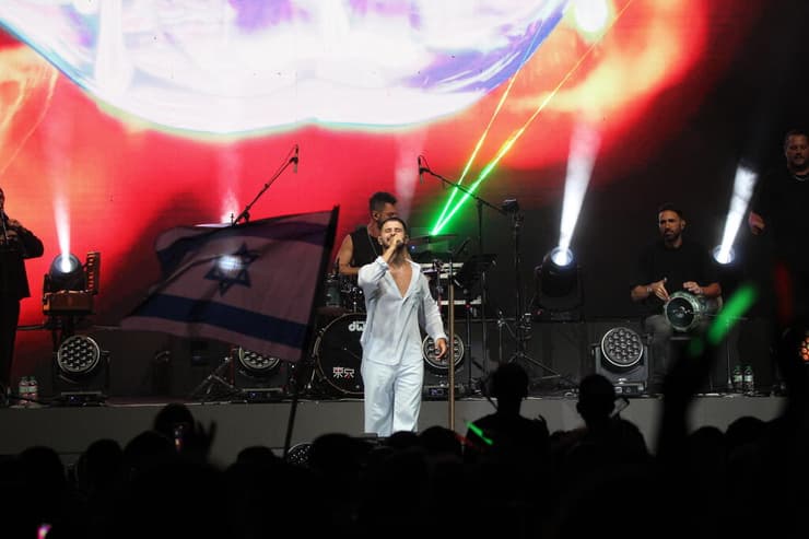 עדן חסון בהופעה