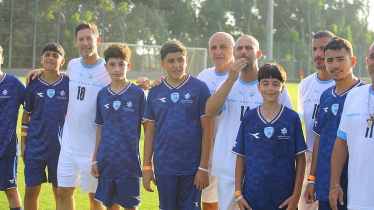 שחקני העבר גילי ורמוט ועומרי אפק עם ילדי מג'דל שמס