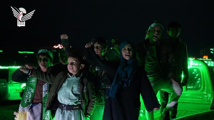 תימן צנעא החות'ים מאירים את הרחובות לקראת ציון הולדת הנביא מוחמד